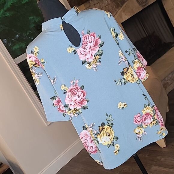 SHEIN sz 0XL poly fabric with lace - Picture 2 of 11